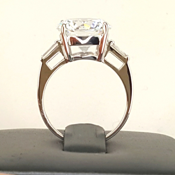 STUNNING 5A CZ Celebrity Quality Oval Center w Platinum/Sterling High End Ring - Picture 6 of 8